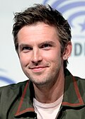 Dan Stevens plays Matthew Crawley.