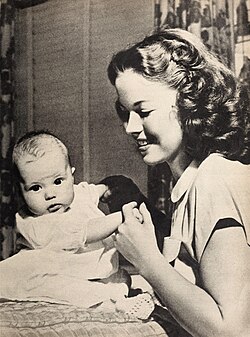 Shirley Temple with her daughter Linda Susan (1948)