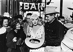 Marilyn Monroe (center), Clark Gable (right), filming in 1961 for The Misfits