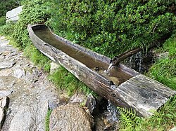 This drinking trough has τ a > τ t {\displaystyle \tau _{a}>\tau _{t}}