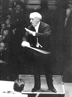 Toscanini conducting the Teatro Colón Orchestra in Buenos Aires during his tour on South America, 1941[25]