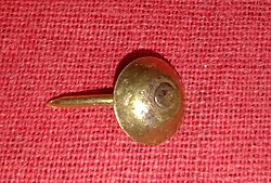 Drawing pin or thumb tack, made out of 14 carat gold.