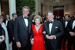 Hudson (left) with U.S. President Ronald Reagan and First Lady Nancy Reagan at a May 1984 White House state dinner, less than three weeks before he was diagnosed with AIDS.