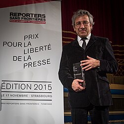 Cumhuriyet's former editor-in-chief Can Dündar receiving the 2015 RSF Prize. Shortly thereafter, he was arrested.