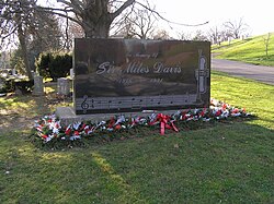 Davis's grave in Woodlawn Cemetery, with headstone inscribed with the beginning notes of one of his compositions, "Solar"[202]