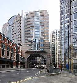 125 London Wall (1992) by Terry Farrell and Partners aimed to "repair the urban fabric" of the district, dominated by post-Blitz modernist schemes.
