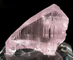 Lithium aluminium silicate mineral spodumene