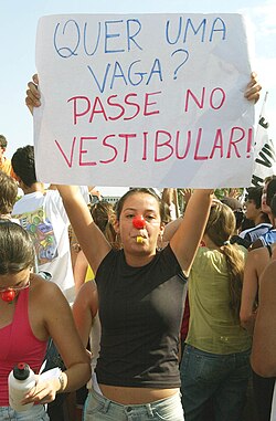 Students protesting against racial quotas in Brazil: "Quer uma vaga? Passe no vestibular!" ("Do you want a spot? Pass the entrance exam!")