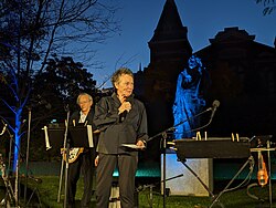 Anderson performing with Doug Wieselman at the Hirshhorn Museum and Sculpture Garden in Washington, D.C., 2023