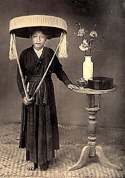Ba tầm hat, a popular type of women's hat in northern Vietnam