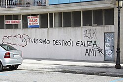 Graffiti against overtourism in Vilagarcía de Arousa.