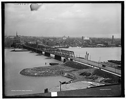 Toledo around 1905, showing growing industry along the Maumee River