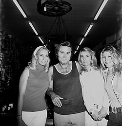 George Jones and Tammy Wynette, 1973 with hairdressers Janette and Nanette Smith