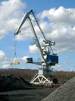 Level luffing crane