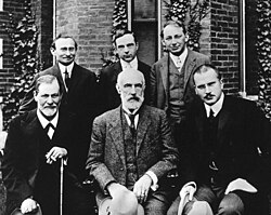 Group photo 1909 in front of Clark University. Front row: Sigmund Freud, G. Stanley Hall, Carl Jung; back row: Abraham A. Brill, Ernest Jones, Sándor Ferenczi.