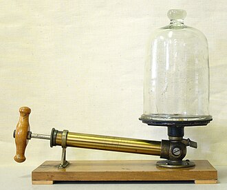 Vacuum pump and bell jar for vacuum experiments, used in science education during the early 20th century, on display in the Schulhistorische Sammlung ('School Historical Museum'), Bremerhaven, Germany