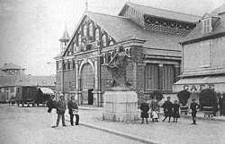The grain market (1889–1967) and druidess statue (1911–1943)