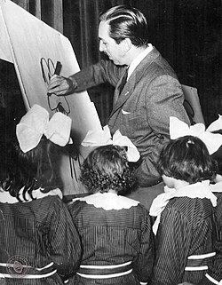 Disney drawing Goofy for a group of girls in Argentina, 1941