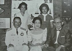 Fidel Ramos (left to the second row) along his wife Amelita (right to the first row) with his parents