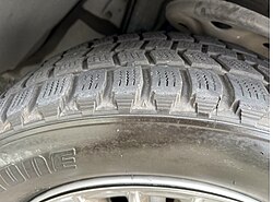 Wear bar and tread wear indicator on the snow tire tread