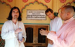 Harrison with two Hare Krishna devotees, 1996