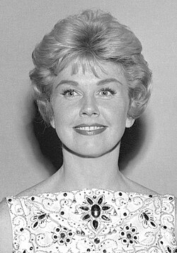 Doris Day plays journalism instructor Erica Stone, who believes Jim Gannon is talented student Jim Gallagher.