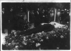 Caruso's body lying in state in the Vesuvio Hotel in Naples, 3 August 1921