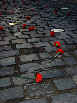 Commemoration and homage to the victims and survivors of the Pinochet regime. The enclosure that can be seen in the image corresponds to Londres 38, the clandestine detention and torture center of DINA, the regime's secret police.