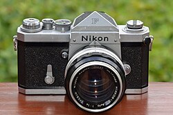 Nikon F chrome with eyelevel prism and NIKKOR-S Auto 1:1,4 f=5,8cm lens (1959) – an early SLR system camera