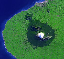 NASA satellite photo of Taranaki. The forested area matches the national park boundary fairly closely.