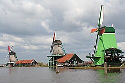 Oilmill De Zoeker, paintmill De Kat and paltrok sawmill De Gekroonde Poelenburg at the Zaanse Schans