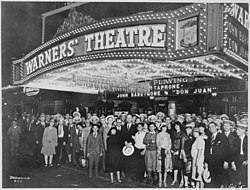 Movie-goers awaiting Don Juan opening at Warners' Theatre