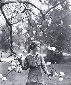 Millay photographed by Arnold Genthe in 1914 in Mamaroneck, New York[8]