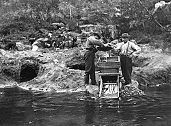 Gold prospecting at the Ivalo River in the Finnish Lapland in 1898