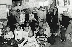 Menino with school children