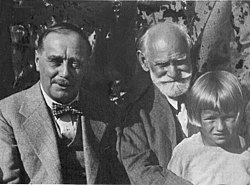 Wells (left) pictured with Soviet physiologist Ivan Pavlov