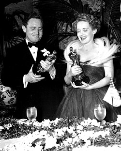 Davis with Spencer Tracy at the 1939 Academy Awards
