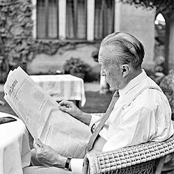 Konrad Adenauer reading the Frankfurter Allgemeine Zeitung issue of 7 August 1961