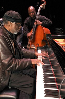 Jamal performing with bassist James Cammack in 2007