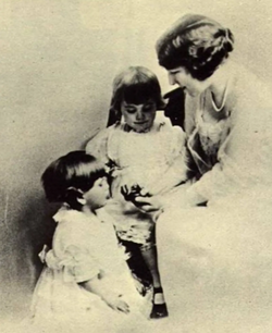 De Havilland with mother Lilian Fontaine and sister Joan Fontaine (left) c. 1922