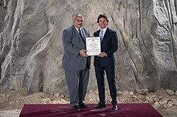 Cruise receiving the Navy Distinguished Public Service Award in 2024