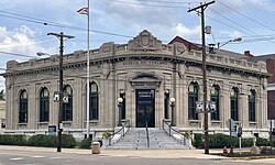 The former East Liverpool Post Office, built in 1909, now houses the Museum of Ceramics.