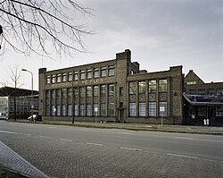 The Royal Delft (De Koninklijke Porceleyne Fles) building is a designated rijksmonument in the Netherlands. It is the only remaining factory of the 32 earthenware factories that were established in Delft during the 17th century.