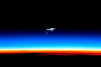 Afterglow of the troposphere (orange), the stratosphere (blue) and the mesosphere (dark), at which atmospheric entry of objects begins, as in this case of a spacecraft reentry that leaves contrails.
